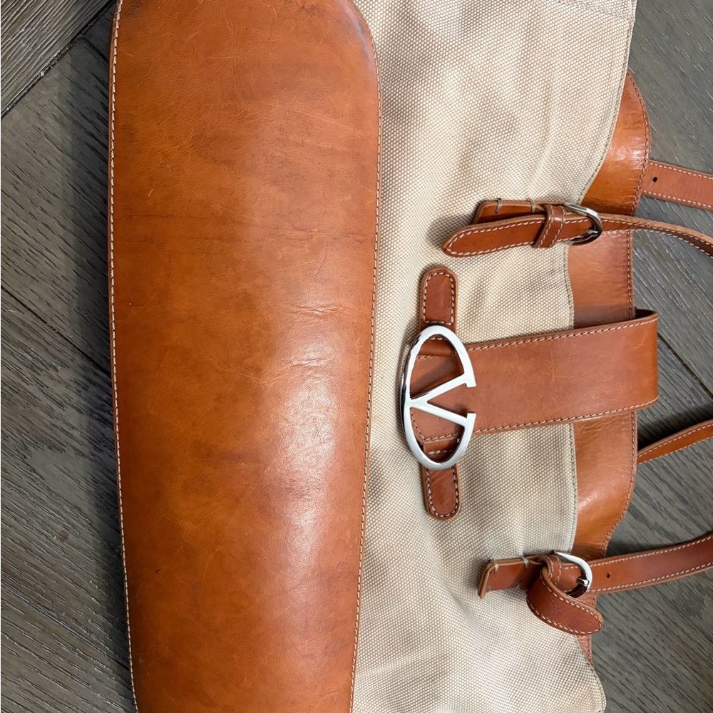 Valentino Vintage V Logo Shoulder Bag Tan and Leather- some wear see description - Picture 15 of 16